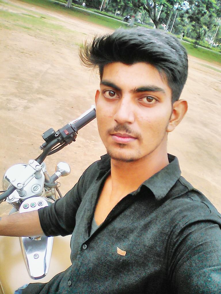 AradhakRajput's tweet photo. Selfi tym...... http://t.co/IxdO9eHop8