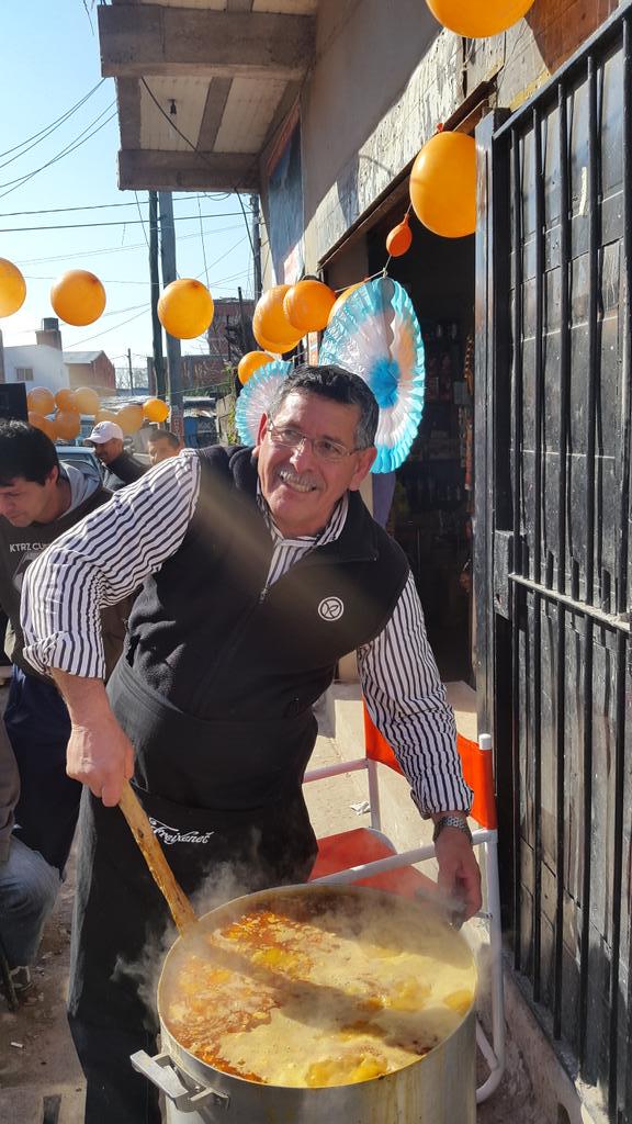 ale_phatouros's tweet photo. Preparando el Locro y Empanadas para la Inauguracion del Comedor "Miguitas de Amor" en Barrio Independendencia" http://t.co/AYwNA4OtDY