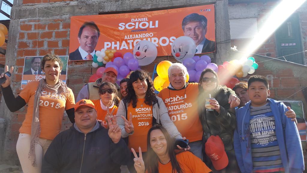 ale_phatouros's tweet photo. Preparando el Locro y Empanadas para la Inauguracion del Comedor "Miguitas de Amor" en Barrio Independendencia" http://t.co/AYwNA4OtDY