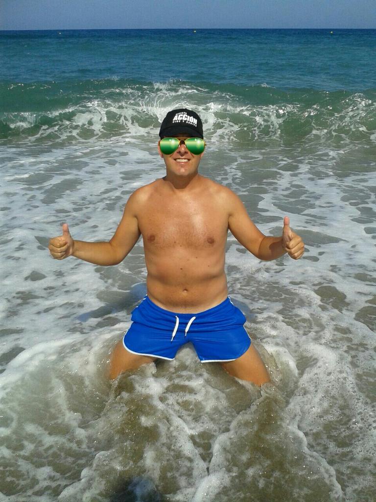Jalc_78's tweet photo. Allá donde vayas llevate siempre tu gorra @AccionCine a la playa. #Vacaciones. #Mojacar2015. http://t.co/5YMpJB08Sl
