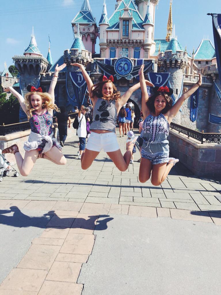 jessashalees's tweet photo. Going to Cali with your best friends is the best thing in the world I promise http://t.co/vyQDqi0ARP