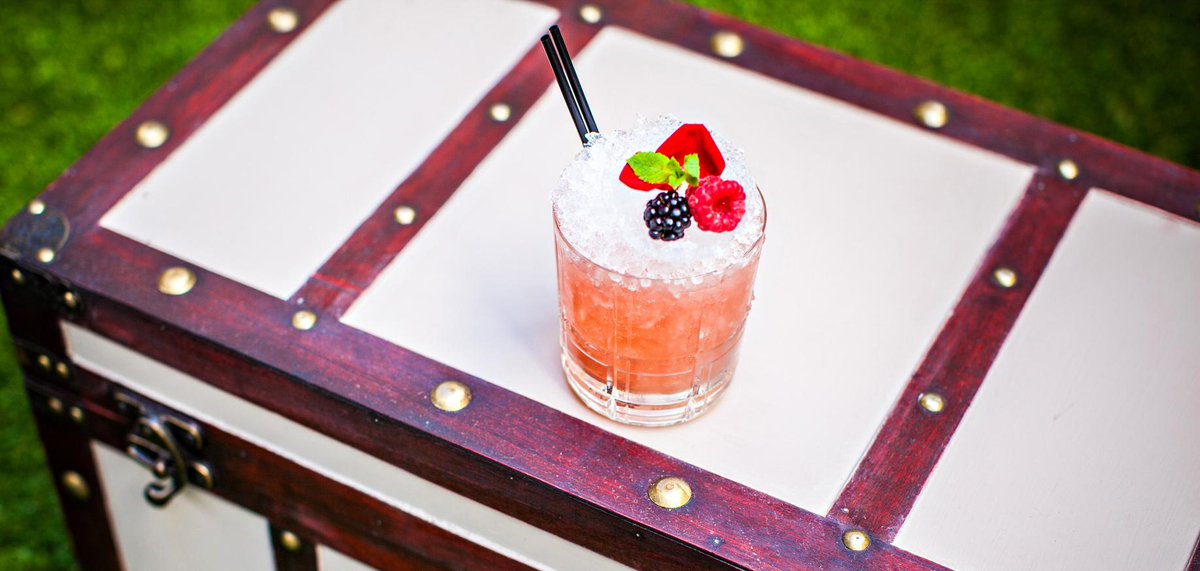 BentleyMotors's tweet image. Enjoy the must-have cocktail, the Bramble B, at @PDG_Paris' English Garden by #Bentley: oak.ctx.ly/r/3dcb9