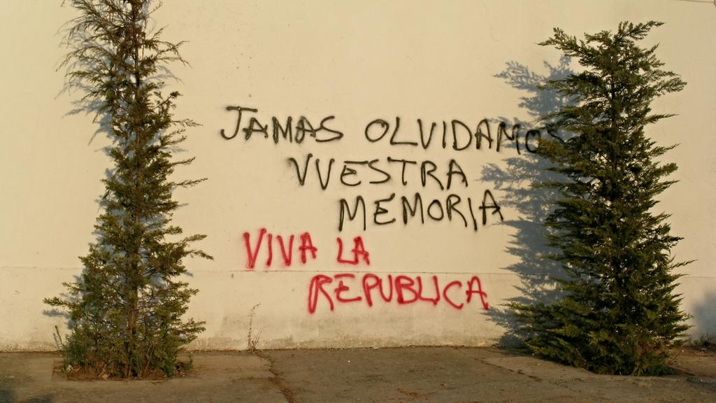 SpanishRVLTN's tweet photo. "Aquellos que apretaron el gatillo no debieran olvidar, que aquellas balas no mataron todo, nadie mata a la verdad." http://t.co/16j1satixF
