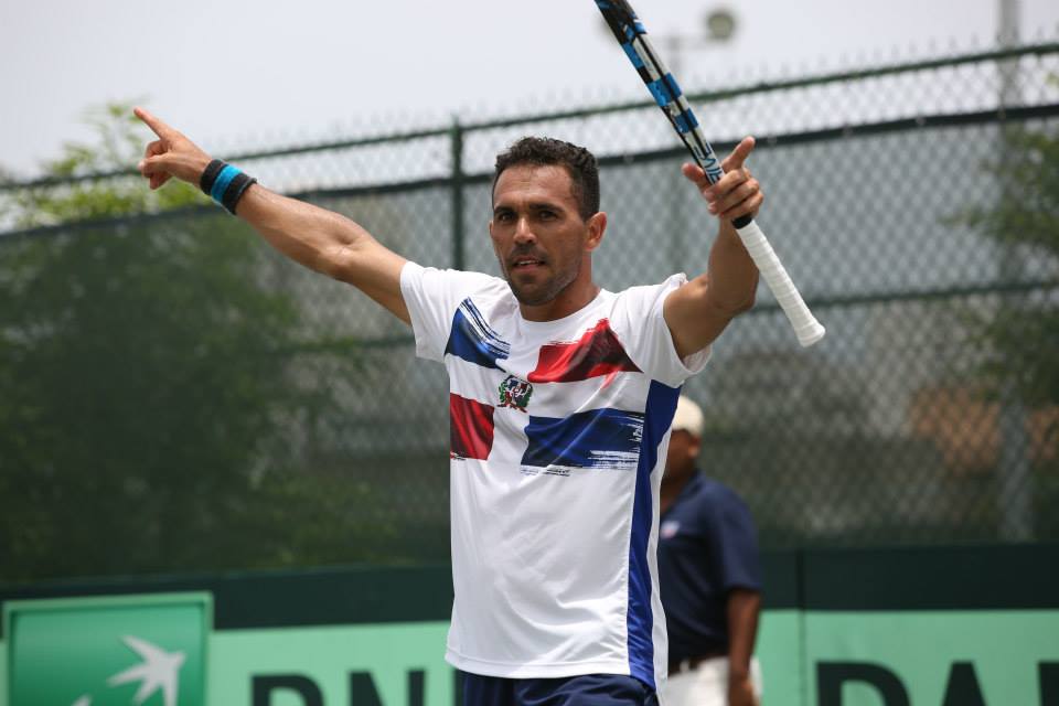 CopaDavis's tweet photo. #DOMECU @Vitiestrella80 hace historia para Dominicana! Derrota 46 76 62 60 a Escobar y termina la serie. http://t.co/glBqR3dVz1