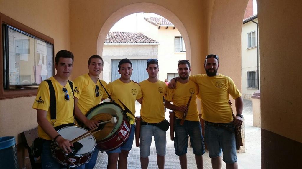 GaiterosChata's tweet photo. Gran fin de semana el que hemos pasado! Fiestas de la barriada, Bayubas de arriba y cumpleaños de Natalia. http://t.co/7fRTH9zPRY