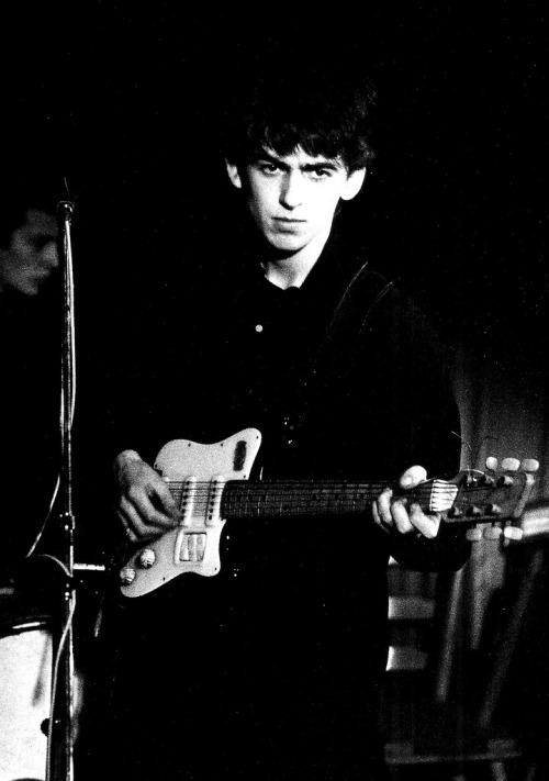 Beatlesdatos's tweet photo. George Harrison tocando en el Top Ten Club, Hamburgo,1961. http://t.co/URHW2lB9Re