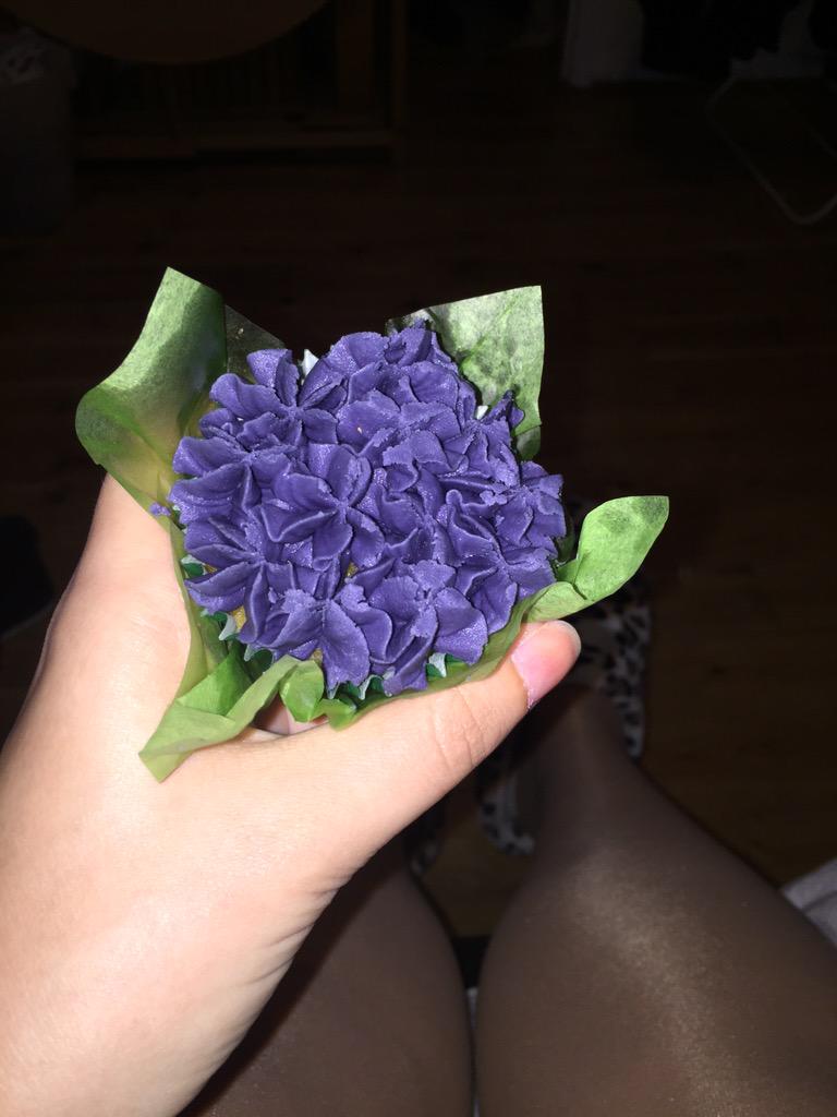 therealsamralph's tweet photo. THANK YOU @MrsBakersCakes for my #birthdaycake #graduation #cake #flowers #bouquet #London #swindon #yummy  #fabulous http://t.co/BL6If91NbZ