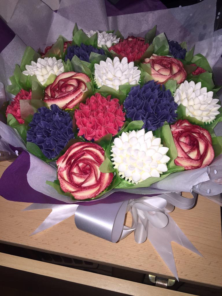 therealsamralph's tweet photo. THANK YOU @MrsBakersCakes for my #birthdaycake #graduation #cake #flowers #bouquet #London #swindon #yummy  #fabulous http://t.co/BL6If91NbZ