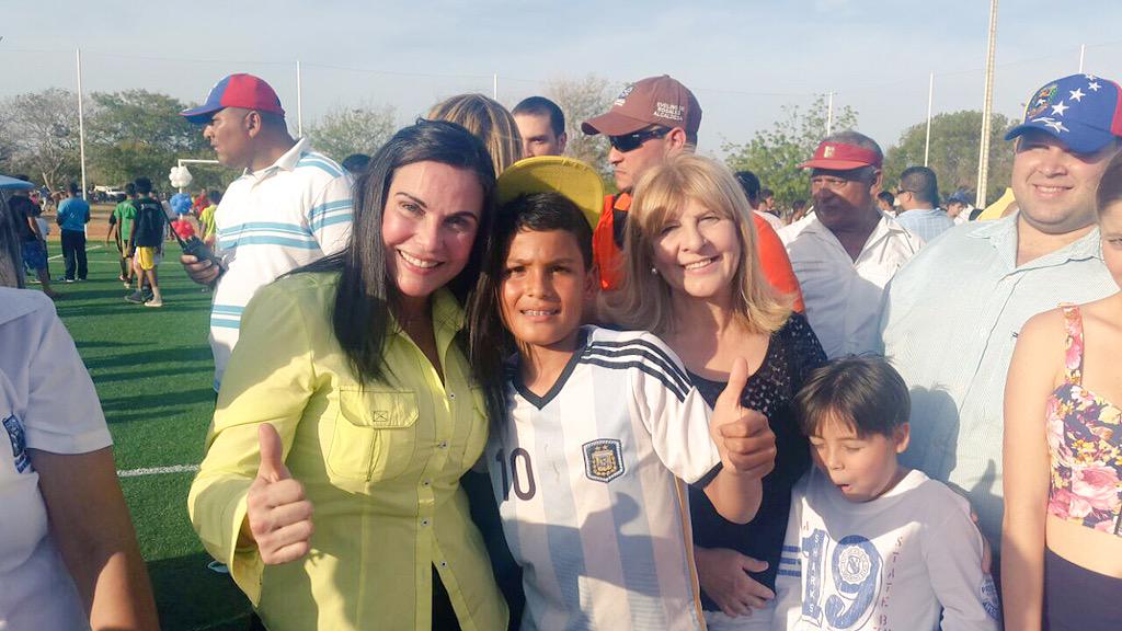 EvelingTrejo's tweet photo. El deporte trae disciplina, alegría y emoción. Entregamos junto con los niños una nueva cancha a #Maracaibo http://t.co/7pUZb4kn8H