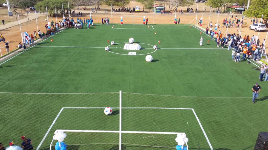 EvelingTrejo's tweet photo. El deporte trae disciplina, alegría y emoción. Entregamos junto con los niños una nueva cancha a #Maracaibo http://t.co/7pUZb4kn8H