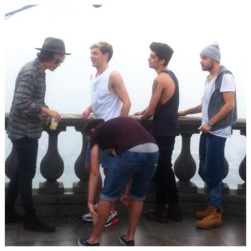 WhyLarryIsReal tweet picture