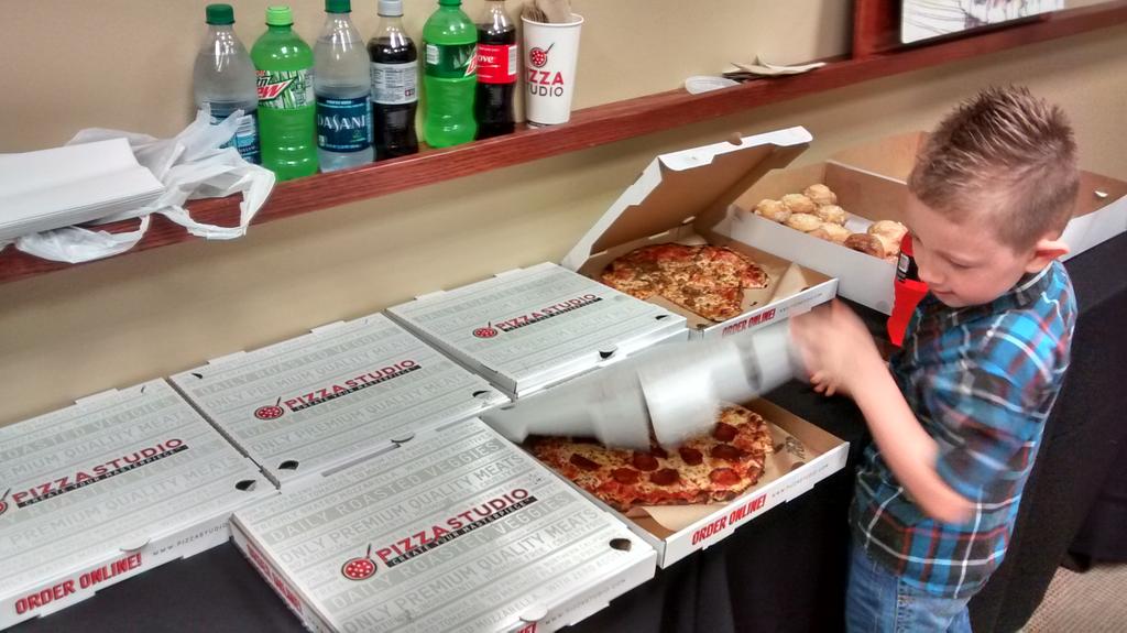 helvecio's tweet photo. Pizza Bugs and Fun #JDayMN15 #joomla #jpositiv http://t.co/5qat36xPTe