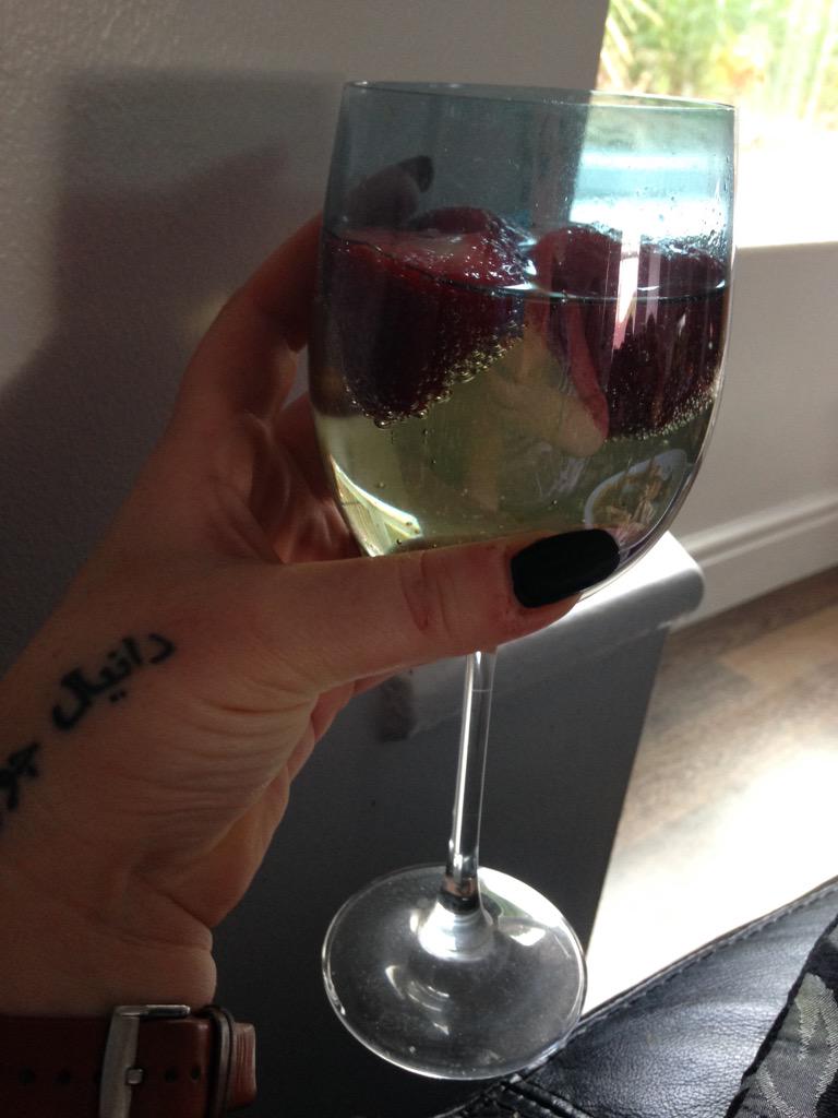 LauraHalliday5's tweet photo. Having myself a glass of champers thanks to @SGHJDunaway @RichardPeckUK #luckygirl #workinghardpaysoff http://t.co/FwLfZBHj2Y