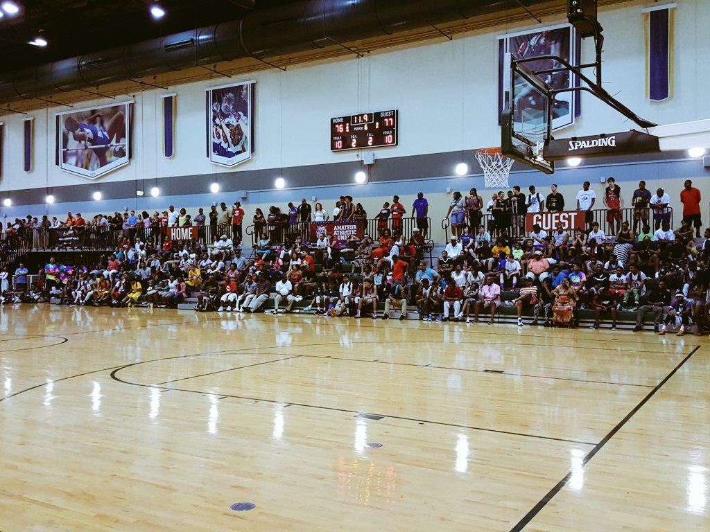 SpencerLPulliam's tweet image. Biggest crowd of #14uAAUNatls so far gathered for CP3 (NC) vs The Family (MI). No secret both have talented rosters!