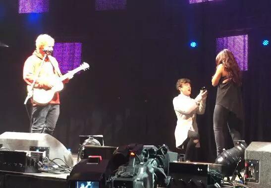 PushBabyBrasil's tweet image. Mais uma foto do pedido feito na Manchester Arena, onde Jake e Jesy se conheceram há exatamente um ano!