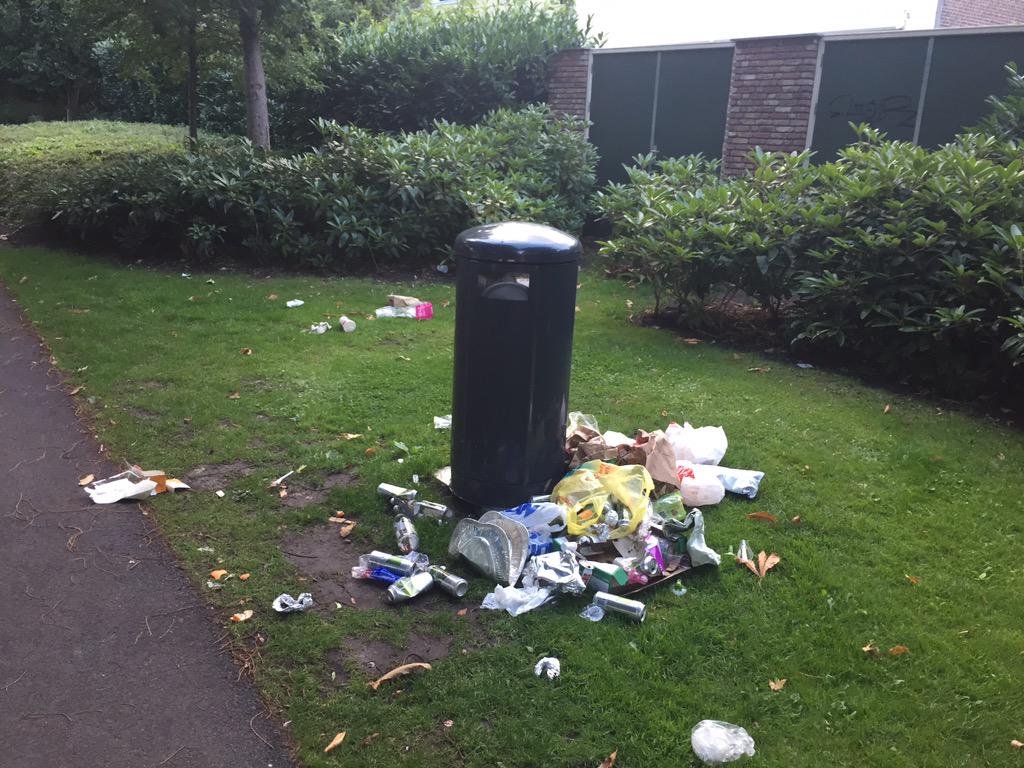 Een paar extra vuilnisbakken zou zeker geen overbodige luxe zijn in ons stadspark #potgieterssingel #suikerbult 😞😡