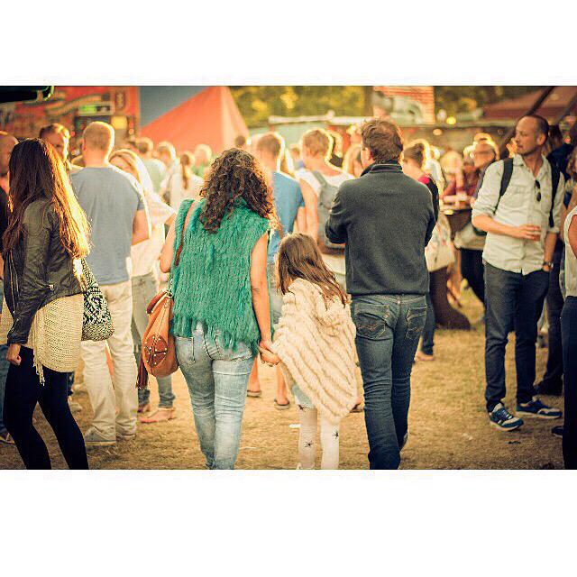 roelvanosch's tweet photo. Mother and Daughter #parade #denhaag #picture #nikon #snapshot #D5300 #moment http://t.co/SxZKC1IYCr