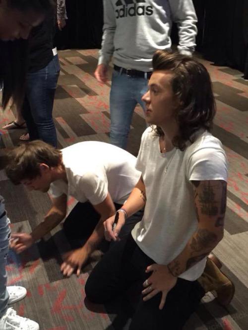 AreNotFriends's tweet photo. Vancouver backstage! (Vancouver, 7/17) #LarryStylinson #LarryIsReal #OTRATourVancouver #OneDirection http://t.co/944VlaOcK7