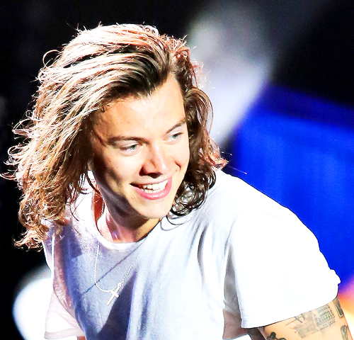 AreNotFriends's tweet photo. Vancouver, 7/17 #harrystyles #OTRATourVancouver #OneDirection http://t.co/7BEv4QWirv