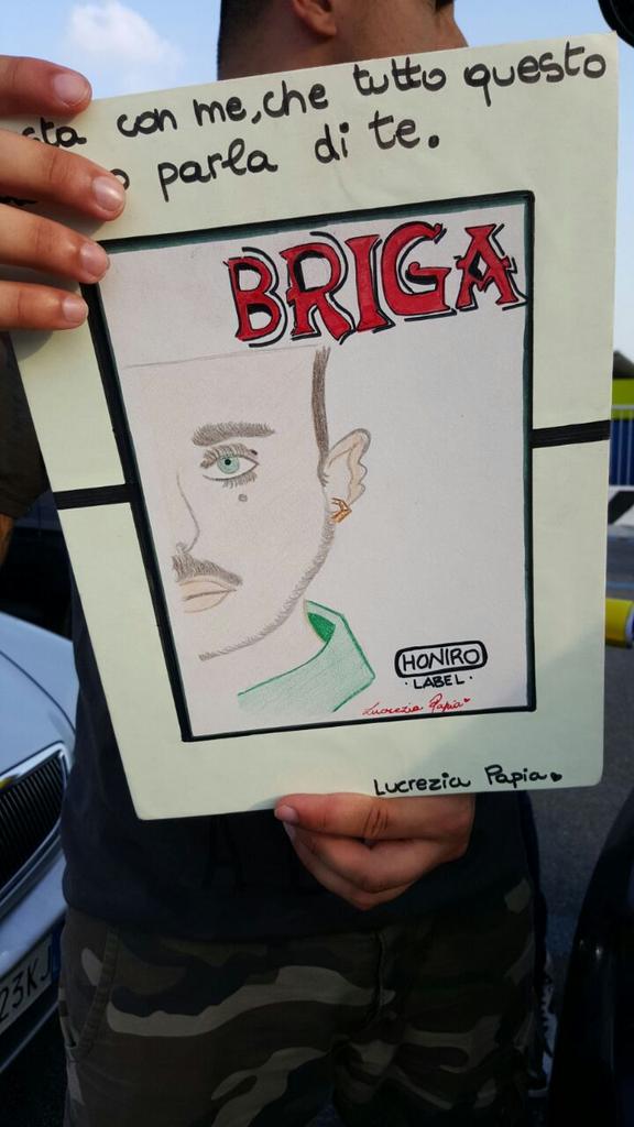 rebverzili's tweet photo. Fulvio #amataSecurity protegge il ritratto. #erManina pure qua http://t.co/E74LKcMxLs
