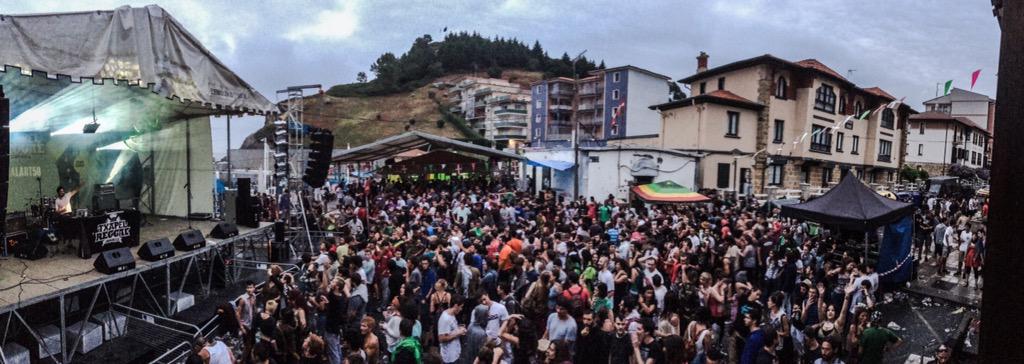 mikyperezm's tweet photo. Cierre del @TxapelReggae por @chalart58 !!! Otro año más, con ganas del siguiente ya!! #txapelreggae2015 http://t.co/rL7JITRBjB