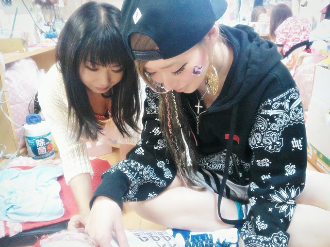 最後のサインぽら 手伝ってくださるあいら姐たんとおとき( ﹡&circ;o&circ;﹡ ) そのよこで、わたぴはくたばっていたのだ。。。  あいら姐たんのほっぺに優衣リィシールが(^_^)&epsilon;^ )♪  http://t