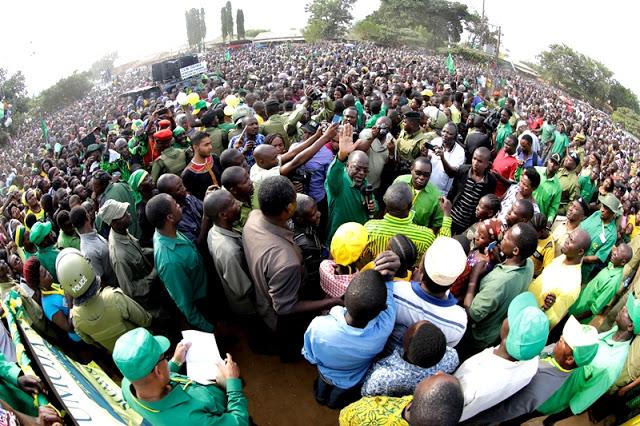 CCM's presidential canditate #DrJohnPombeMagufuli accorded heroes welcome today at his Chato constituency in Geita