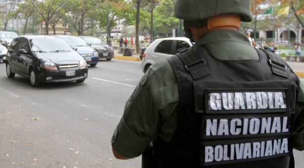 NTN24ve's tweet photo. Guardias Nacionales asesinaron a dos estudiantes por no detenerse en alcabala http://t.co/cP3WEMPS27 http://t.co/nc67jHKtkn