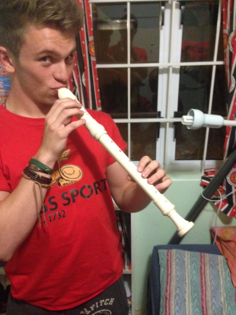 HazzaPenguin's tweet photo. Look what we found! 🎶 @_rory_jb @sligo967 @MrSeddonPE #yougotcompetition #SALions #minstrel #onceinroyaldavidcity http://t.co/R0EdC9BSRi