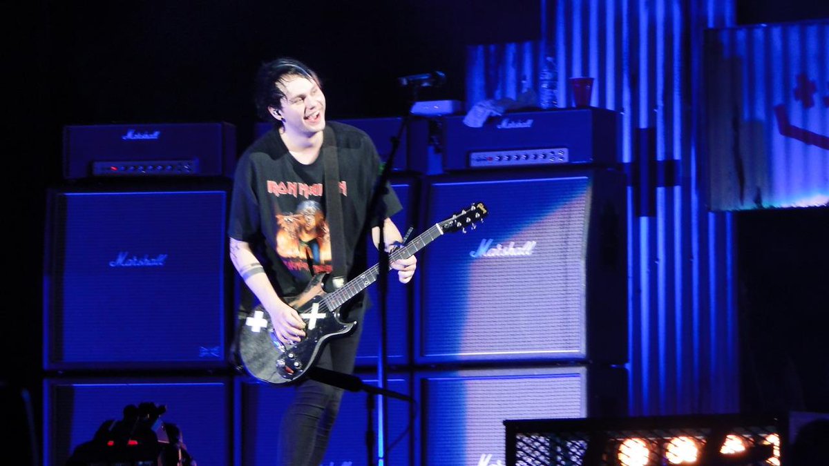 5SOSUpdate247's tweet image. Michael onstage last night in San Diego! 18.07.15 (6) #ROWYSOChulaVista
