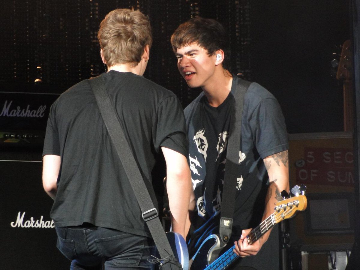 5SOSUpdate247's tweet image. Luke and Calum onstage last night in San Diego! 18.07.15 (4) #ROWYSOChulaVista