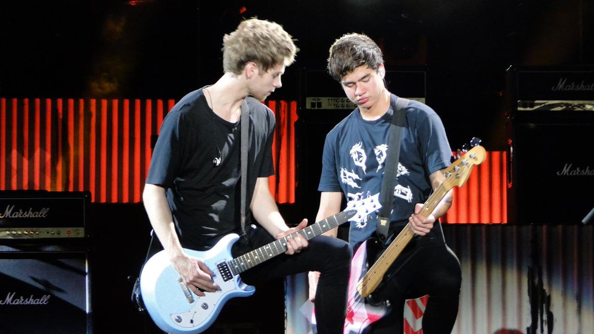 5SOSUpdate247's tweet image. Luke and Calum onstage last night in San Diego! 18.07.15 (5) #ROWYSOChulaVista