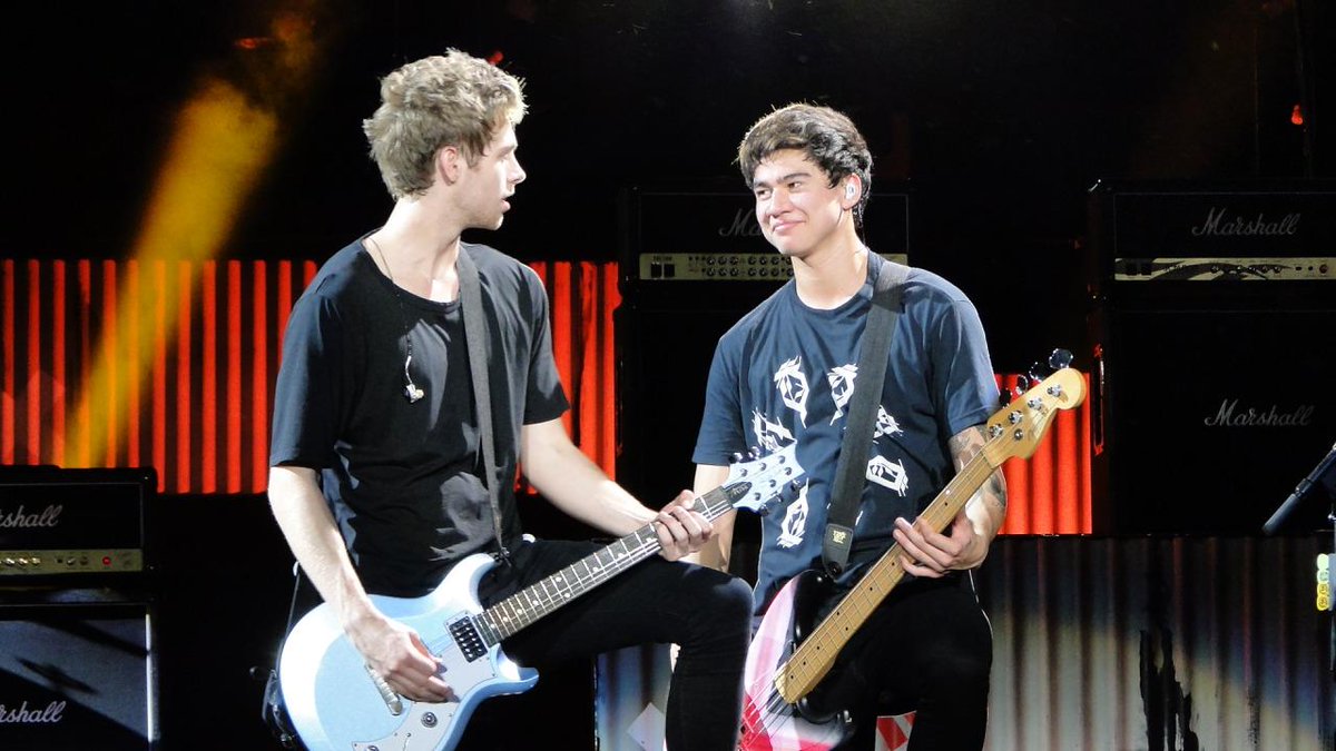 5SOSUpdate247's tweet image. Luke and Calum onstage last night in San Diego! 18.07.15 (5) #ROWYSOChulaVista
