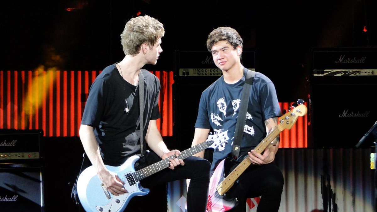 5SOSUpdate247's tweet image. Luke and Calum onstage last night in San Diego! 18.07.15 (5) #ROWYSOChulaVista