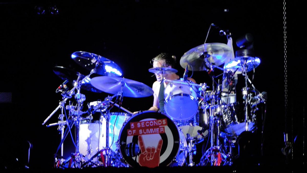 5SOSUpdate247's tweet image. Ashton onstage last night in San Diego! 18.07.15 (7) #ROWYSOChulaVista