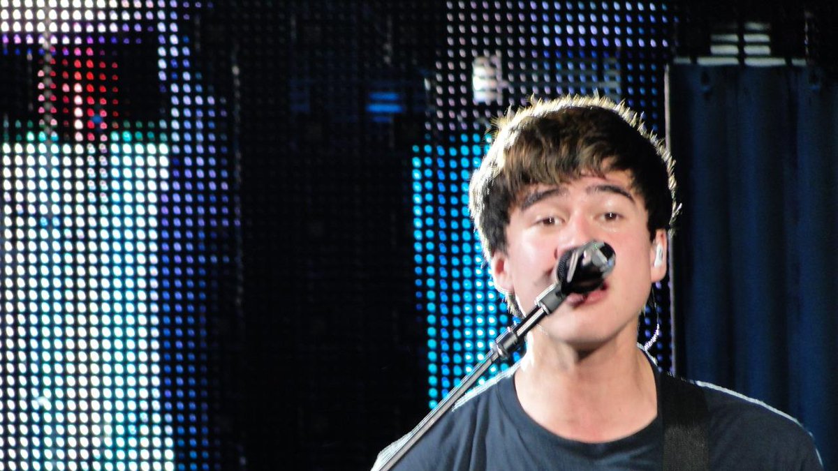 5SOSUpdate247's tweet image. Calum onstage last night in San Diego! 18.07.15 (8) #ROWYSOChulaVista