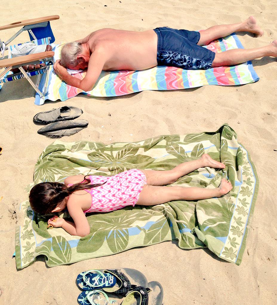 rocksANDglitter's tweet image. Em wanted to "sun just like Don" #cutest #sameposition #tanning #Southend 🌊☀️