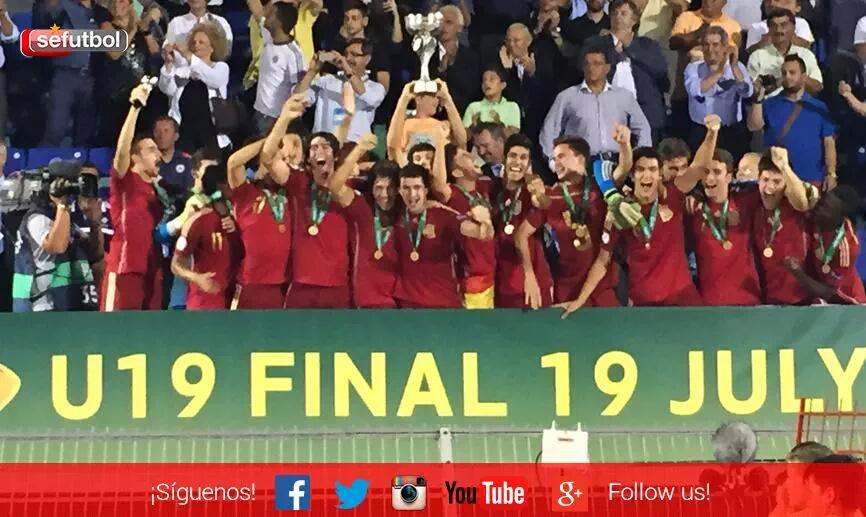 RealZaragoza's tweet photo. Casi no se le ve, pero sí: Vallejo ha levantado el trofeo europeo como capitán de @SeFutbol Sub-19. ¡Enhorabuena! 💪🏆 http://t.co/uAJ2NP3q88