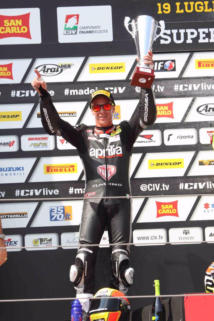nuovaM2racing's tweet photo. Un'altra prova di forza per @KevinCalia74 2º e @AlexAndreozzi22 3º in #gara2 #ImolaSBK @CIVtv @ApriliaOfficial http://t.co/r2eg4kk9DA
