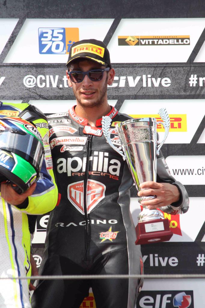 nuovaM2racing's tweet photo. Un'altra prova di forza per @KevinCalia74 2º e @AlexAndreozzi22 3º in #gara2 #ImolaSBK @CIVtv @ApriliaOfficial http://t.co/r2eg4kk9DA