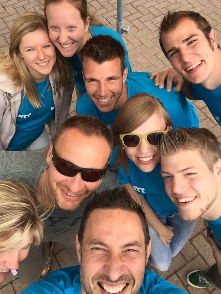 KnoetKct's tweet photo. Volunteers at Triathlon #Aarschot #HPT #Plastriathlon #triathlon #youngones #groupsselfie #triathlete #Knoet #smile http://t.co/tt4ucAUkNM