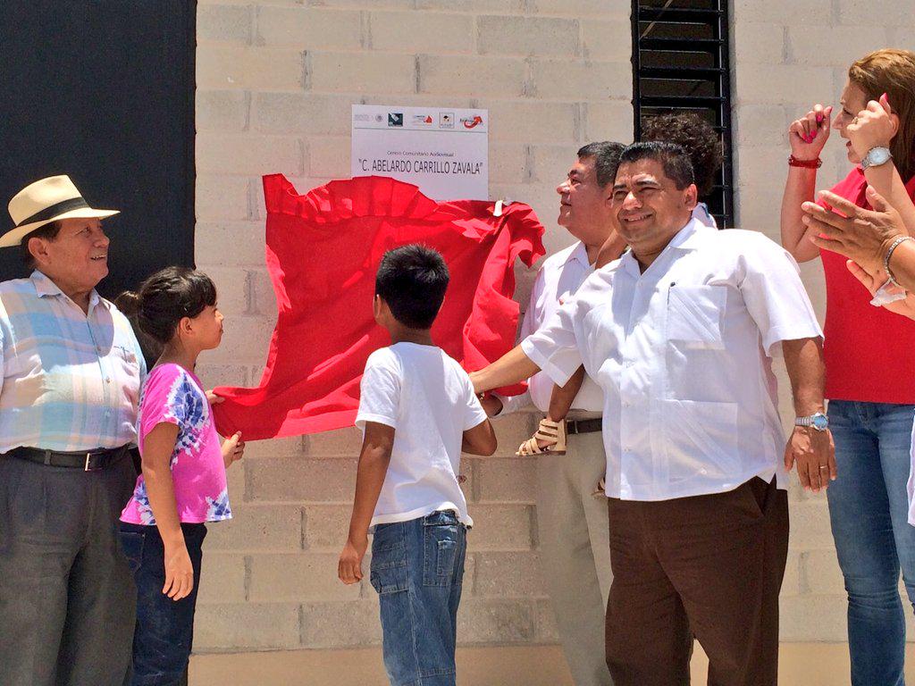 ferortegab's tweet photo. Gob @ferortegab  develó placa Centro Desarrollo Comunitario "Abelardo Carrillo Zavala",fundador hace 25 años del mpio http://t.co/8HDELZYuct