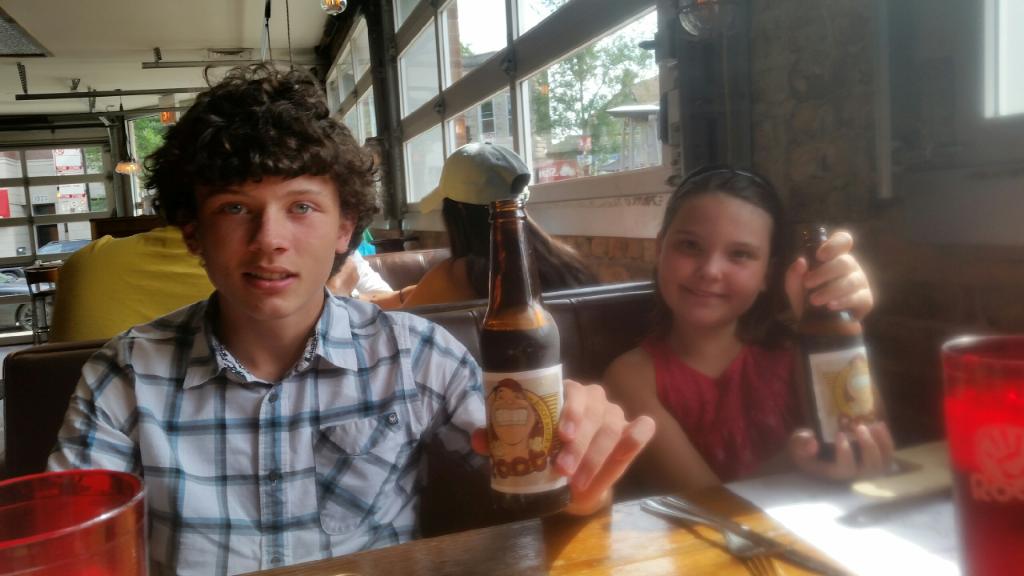 LukeKeller's tweet photo. Nothing like a root beer and pizza before T Swizzle! #myrootspizza. http://t.co/BXfLQD1L41