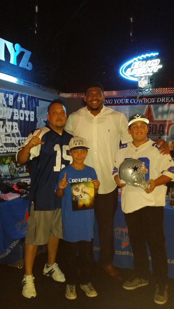 AZ1DCFanclub's tweet photo. @70LaelCollins it was great having you join us. Realest player I have ever met! #az1dcfc #bestlefttackle #WeDemBoyz http://t.co/b3UR1SGExY