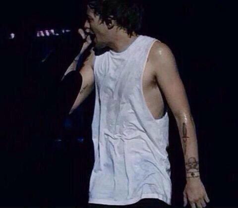 sammywat's tweet photo. Wet Louis #LouisAppreciationDay http://t.co/Vln3eIywC4