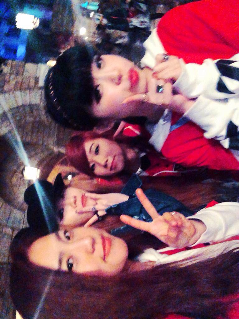 chii_koto's tweet photo. 4人がそろった写真
またみたい…♡

#2NE1
#可愛すぎる http://t.co/9fjvODB4sC