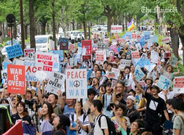 Peace シールズ関西のメンバー 神戸大大学院２年 塩田潤さん ２４ 欠陥だらけの法案を あんな横暴なやり方で 通すのは民主国家ではない 首相には辞めてもらおう 辻元清美さんも参加 私も国会で頑張る Http T Co Ty0yci9j5c