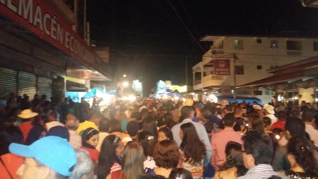 Pasa la procesión  de Santa Librada en <a href="/LasTablasPty/">Las Tablas </a> el audio super algo lugares de venta de licor <a href="/tvnnoticias/">TVN Noticias</a>