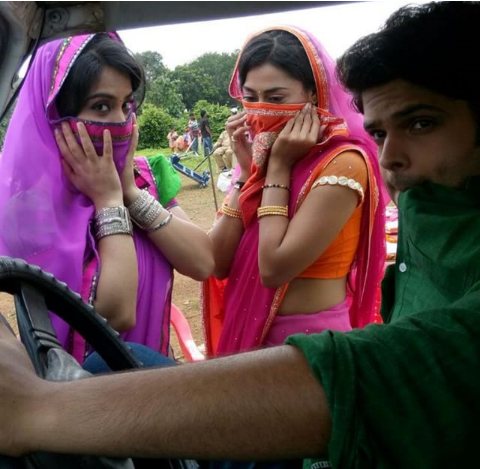 PiyaRangrez's tweet photo. pehchan kon..??
#PiyaRangrezz #lifeOk #9pm #mon to #fri http://t.co/HCQe88NmiU