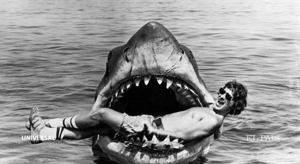el_pais's tweet photo. ‘Tiburón’: 40 años desde que se inventó el taquillazo veraniego de Spielberg http://t.co/Uo81EVyxV0 http://t.co/F694aUx1fL